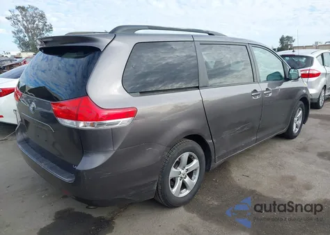 2012 Toyota Sienna Le V6 8 Passenger z USA, uszkodzony, nr VIN 5TDKK3DC8CS215541